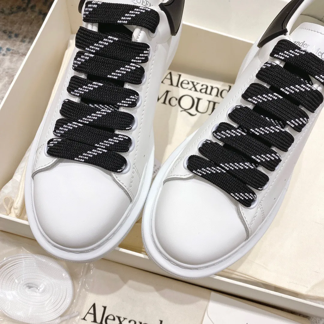 👟👟Ex-factory price 480👟👟 Women's shoes, women's clothing, new upgraded version, cost-effective Alexander Mcque*n Alexander McQueen classic white shoe series, all series upgraded, all lasted and adjusted to the original latest lasts, customized original glossy silk cowhide, original cowhide lining, original process color-sprayed buttonholes, no cracking or peeling paint The two raised bumps on the feet have also been restored to the original, and the outsole mold has been reopened. The material and color are completely consistent with the original. The original is made with full nail technology, and the latest uppercase and lowercase stitching font details. The original 👟👟factory price U+T👟👟factory price U vacuum